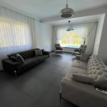 Ξενοδοχείο Goecekte 4+1 Havuzlu Lueks Villa, Goecek 4*