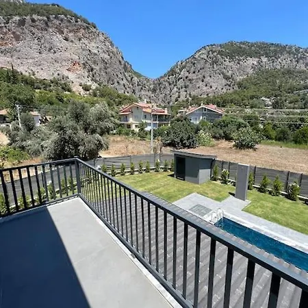 Goecekte 4+1 Havuzlu Lueks Villa, Goecek 4*