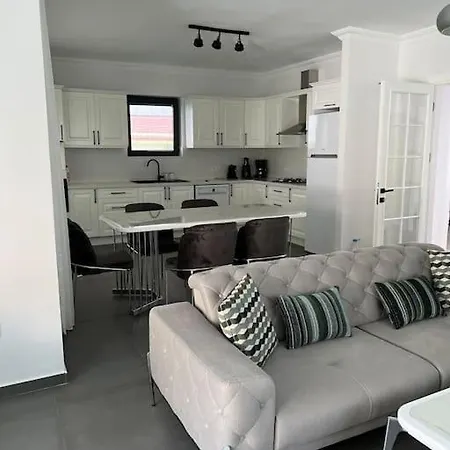 Goecekte 4+1 Havuzlu Lueks Villa, Goecek Отель