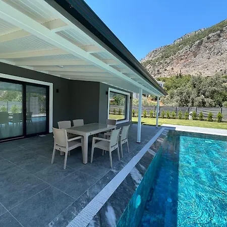 Goecekte 4+1 Havuzlu Lueks Villa, Goecek 4* Φετιγιέ