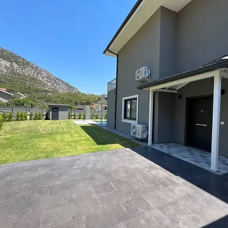 Goecekte 4+1 Havuzlu Lueks Villa, Goecek 4*